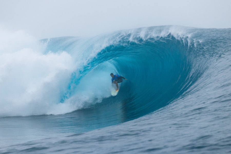Teahupo’o mostra toda a sua força, mas vento limita segundo dia do Tahiti Pro a apenas três baterias