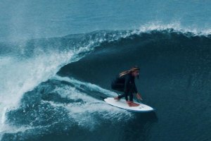O surf fluído e único de Oscar Langburne
