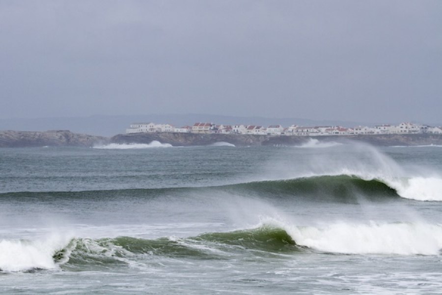 Quais são os tipos de ondulação que atingem Portugal Continental ?