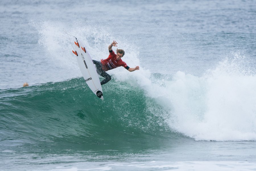 Afonso Antunes e Frederico Morais avançam para a ronda 2 no Burton Automotive Surf Fest 2025