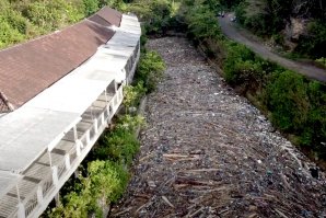 Removidas 200 toneladas de plásticos do Rio Dreamland em Bali