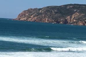 5 pessoas a surfar na Praia do Guincho o passado Domingo