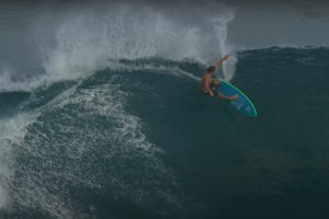 Nic Von Rupp e uma surfada em Bali sem crowd