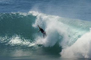 Kelly Slater, Dave Rastovich &amp; Joel Parkinson desfrutar de Kirra, Australia