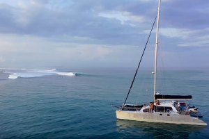 Nic Von Rupp surfa Macarronis clássico (apenas com 5 amigos no pico)