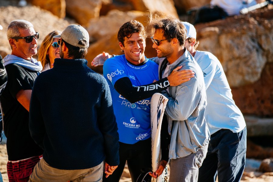 Frederico Morais avança por margem mínima e Guilherme Ribeiro brilha frente a Kanoa Igarashi na Ericeira