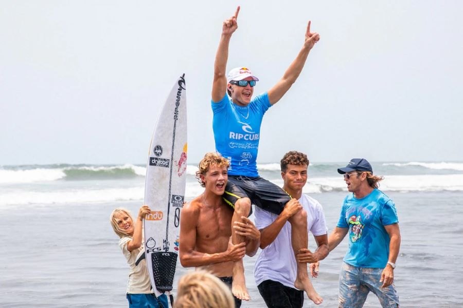 Eden Walla e Lukas Skinner são os vencedores do Rip Curl GromSearch