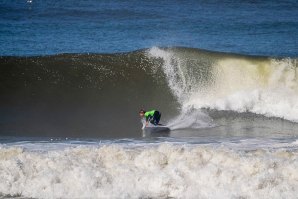 Francisco Queimado, de 14 anos, é o surfista em destaque.
