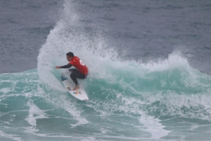 Tomás Fernandes é um dos surfistas presentes na prova