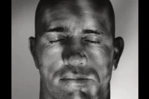Em vídeos enigmáticos, Kelly Slater anuncia novo modelo de prancha inspirada na forma dos tubarões