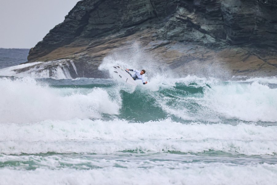 Afonso Antunes avança à ronda de 32 em Pantín num dia de surf de alto nível
