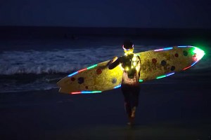 Neon&#039;s e luzes fluorescentes ajudaram a marcar a sessão noturna na Califórnia.