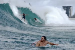 Kirra em “Beast Mode”: tubos perfeitos e caos no line-up