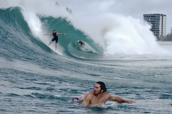 Kirra em “Beast Mode”: tubos perfeitos e caos no line-up