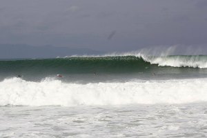 O swell que está a atingir a ilha de Bali.
