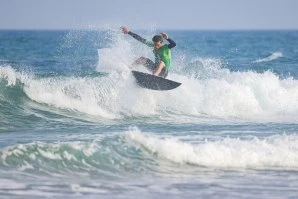 Afonso Antunes mantém Portugal vivo no masculino em Lacanau