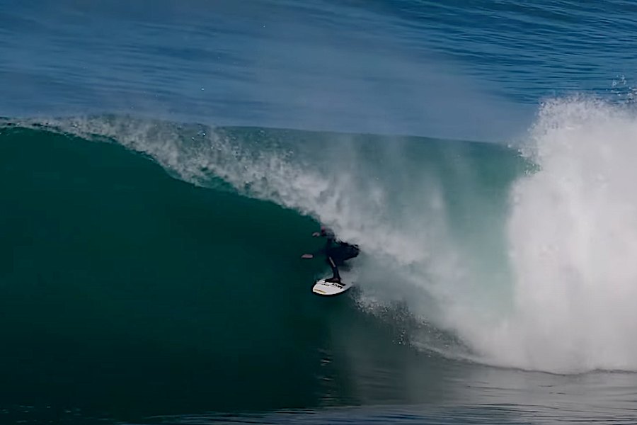 Os tubos profundos de Nathan Florence na Cave durante a maré vazia