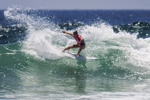 Tyler Wright em ação no Vans US Open of Surfing. 