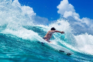 A prova não rolou, mas Jeremy Flores não perdeu oportunidade para afinar o surf.