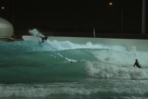A FESTA DE SURF NOTURNA DE NOA DEANE, CREED MCTAGGART, THOM PRINGLE E SHAUN MANNERS