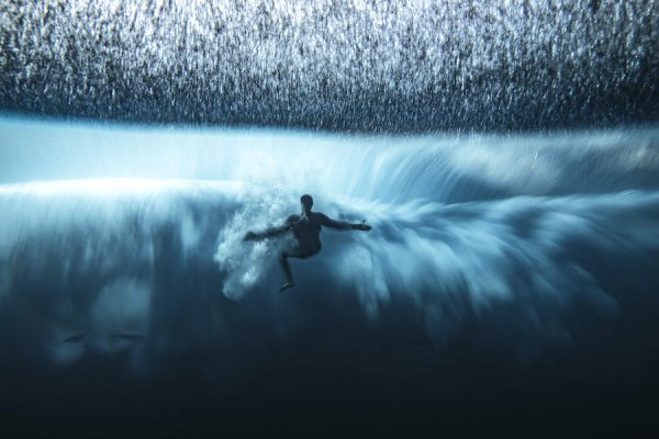 urfista fica arrasado e abalado pela turbulência de uma onda