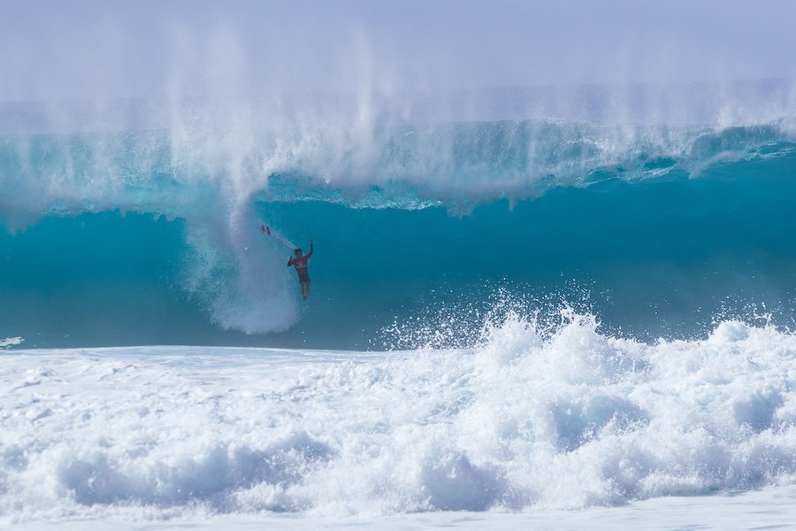 Pipeline acordou instável, irregular, mas absolutamente cativante, crónica do segundo dia do Pipe Challenger 2026