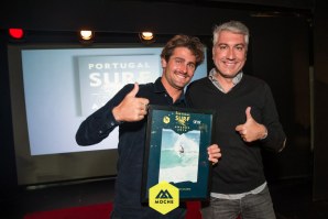 Gony Zubizarreta(à esquerda) um senhor Galego que conquistou o troféu máximo do surf português