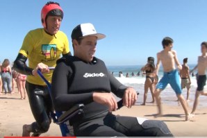 Tiago Pires como surfista adaptado