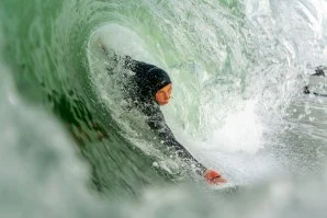 SURFISTAS IRLANDESES CRIAM PRANCHA DE BODYSURF PRODUZIDA COM GARRAFAS DE LEITE RECICLADAS