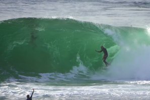 kelly slater e Sebastian Zietz a surfar na Cave