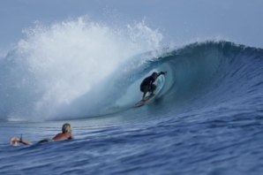 Os melhores free surfers na perfeição das Mentawai