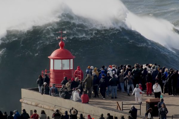 Praia do Norte da Nazaré no seu estado mais bruto e impressionante