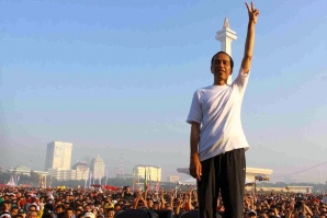 Presidente Jokowi em frente ao monumento nacional indonésio Monas