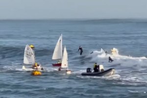 SURFISTAS RESGATAM 12 CRIAN&Ccedil;AS DO MAR AP&Oacute;S OS SEUS VELEIROS SEREM DERRUBADOS POR UM GRANDE SET