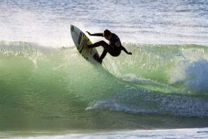 Jovem surfista de 11 anos treina em Peniche. 