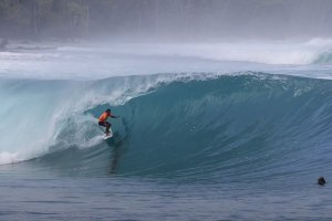 Nic Von Rupp explora Green Bush, uma onda azul turquesa perfeita e tubular