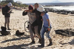 O momento em que Kelly Slater foi ajudado a sair da praia.