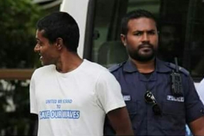 PROTESTO NAS MALDIVAS LEVA SURFISTA À PRISÃO