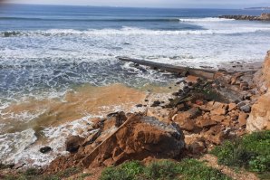 Derrocada na Praia da Bafureira ocorreu no dia de hoje, 17 de fevereiro, perto da praia de São Pedro do Estoril.