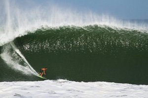 Will Dillion no tipo de onda que construiu a fama de Puerto Escondido.