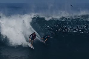 Interferências amigáveis em Pipeline entre Jamie O’Brien e Jonh Jonh Florence