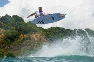 Veterano aussie prolonga vinculo à marca.