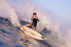 Tamb&eacute;m em Pipeline h&aacute; dias com meio metro!