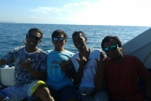 DEDE SURYANA E AMIGOS NUMA SURFTRIP À INDONÉSIA
