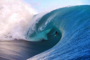OITO ANOS APÓS VIOLENTA QUEDA EM TEAHUPO’O, KEALA KENNELY TEM DORES INTENSAS