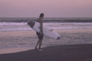 ITALO FERREIRA, JORDY SMITH E COMPANHIA NO NOVO VÍDEO DE RILEY EDWARDS 