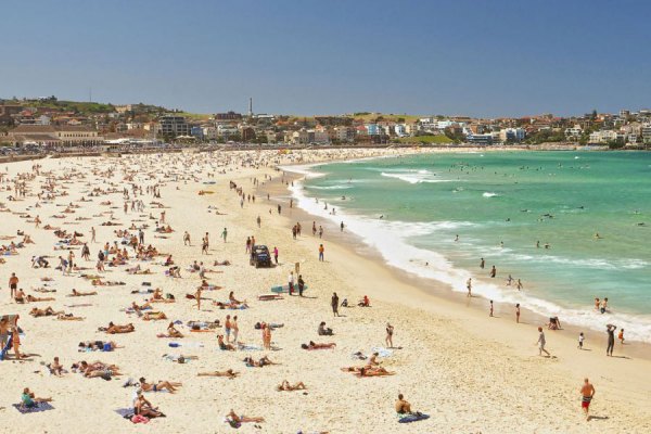 Elevada exposição solar é a principal causa para o cansaço após um dia na praia.