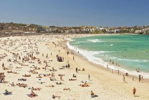 Elevada exposição solar é a principal causa para o cansaço após um dia na praia.