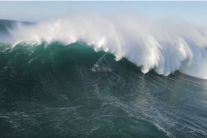 Kai Lenny surfa as maiores ondas do ano em Jaws (Peahi)