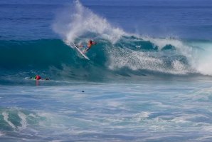 SLATER DIVERTE-SE NA ILHA DOS DEUSES - DESTA VEZ EM KERAMAS